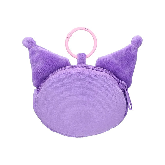 Achterkant van het pluche Kuromi portemonneetje met zachte afwerking en officiële Sanrio details