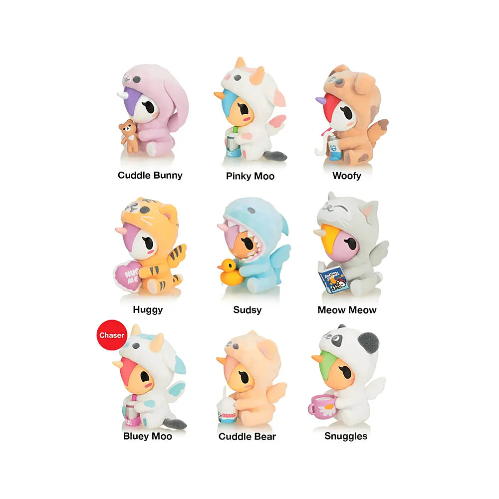 tokidoki cozy unicorno figuurtje in onesie hangend of neergezet, kawaii collectible toy voor fans
