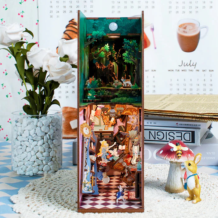 Tone-Cheer | Book nook: Alice in wonderland - 24 cm