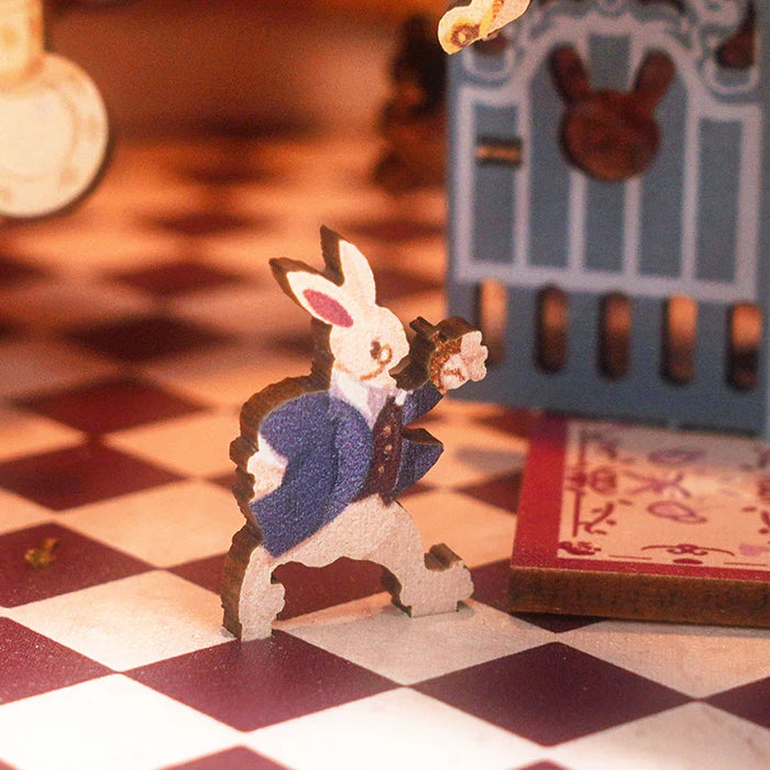 Tone-Cheer | Book nook: Alice in wonderland - 24 cm